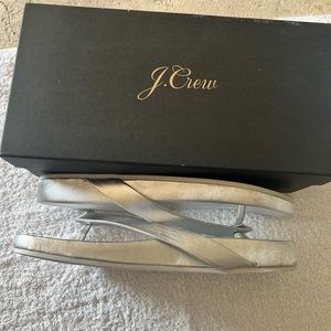J CREW SILVER METALLIC LEATHER THONG SANDALS SIZE 9.5… NEW IN BOX.